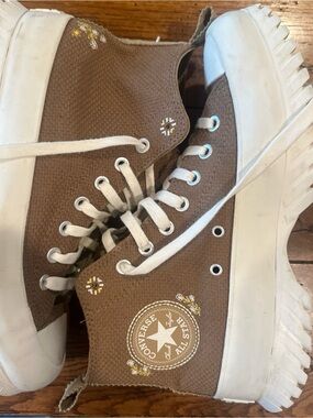 Converse Chuck Taylor All Star Lugged 2.0 Hi Shoe Womens 10 Sand Dune Floral